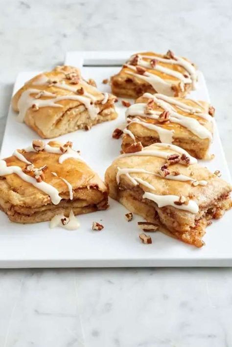 These cinnamon squares are served on the Gaines family table every Christmas morning, and Joanna Gaines just dished on how to make them. Cinnamon Squares, Magnolia Recipes, Joanna Gaines Recipes, Christmas Breakfast Casserole, Joanna Gaines Magnolia, Magnolia Journal, Magnolia Table, Holiday Favorite Recipes, Chocolate Bundt Cake