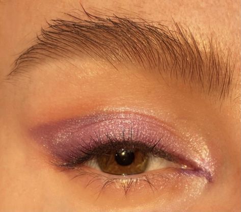 Lavender Eyeshadow Look, Light Purple Make Up Looks, Lilac Eye Makeup Natural, Repunzal Makeup Ideas, Simple Lavender Makeup, Lilac Eyeshadow Brown Eyes, Lavender Eye Makeup Natural, Subtle Purple Eyeshadow, Prom Makeup For Brown Eyes Purple Dress