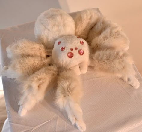 Fluffy Spider Plushie, Cute Spider Plush, Cute Plushies Stuffed Animals, Creepy Cute Plushies, Cute Toys Aesthetic, Dark Plushies, Stuffed Toys Aesthetic, Doll Aesthetic Cute, Cute Stuffed Animals Aesthetic