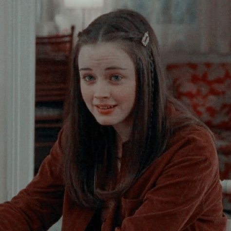 School Rory Gilmore, Rory Gilmore Icon, Rory Gilmore Hair, Gilmore Lorelai, Gilmore Rory, Netflix Icon, Rory Gilmore Style, Gilmore Girls Outfits, Lauren Graham