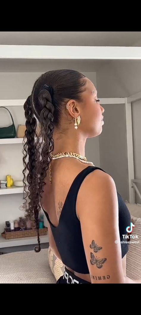 Aesthetic Baddie Hairstyles, Hairstyles For A Concert Curls, Curly Hair Fishtail Braid, Latina Protective Hairstyles, Coachella Curly Hairstyles, Protective Hairstyles For Mixed Hair, Curly Hairstyles Concerts, Concert Hair Styles Ideas, Braided Ponytail Curly Hair