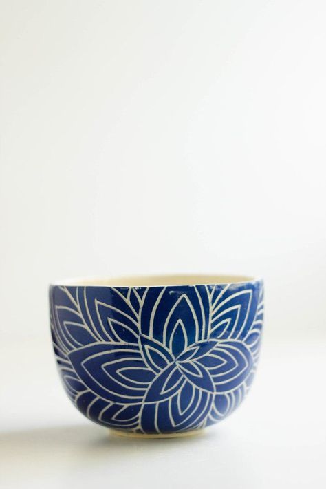 Cuenco flor de loto azul - comprar online Sgraffito Plate, Ceramic Cutlery, Ceramics Pottery Vase, Plate Designs, Ceramic Workshop, Sculptures Céramiques, Pottery Painting Designs, Display Props, Cerámica Ideas