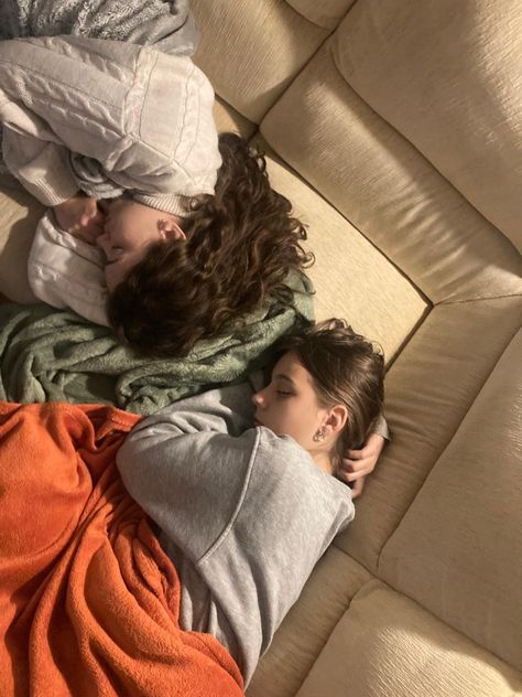 friends on sleepover#bestfriends#friends#sleepover#sleepingonsofa#sofa#friendssleepingtogether Friend Cuddles, Friends Aestethic, Friends Cuddle, Sleepover Aesthetic, Friends Sleepover, Cozy Couch, Vision Board, Best Friends, Couch