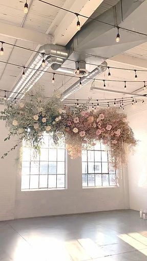 Wedding Floral Chandelier Babies Breath, Flower Roof Decoration, Flower Cloud Installation, Flower From Ceiling, Dried Flower Cloud, Baby Breath Backdrop, Flower Clouds Wedding, Ceiling Flowers Wedding, Hanging Flowers From Ceiling