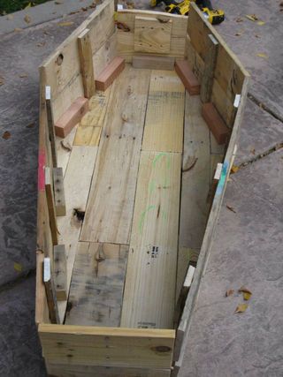 Halloween Coffin Decoration, Coffin Decoration, Pallet Halloween Decorations, Wood Halloween Decorations, Coffin Decor, Pallet Halloween, Funny Halloween Decorations, My First Home, Halloween Diy Outdoor