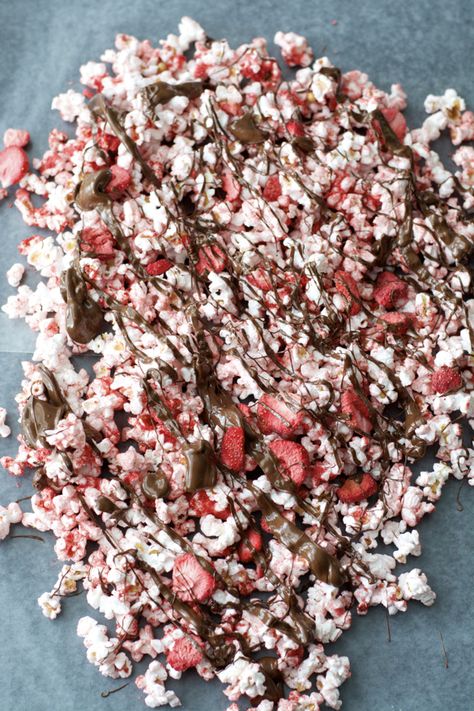 Chocolate Strawberry covered popcorn! Easy chocolate covered popcorn recipe with a twist! Chocolate Covered Popcorn Recipe, Strawberry Popcorn, Covered Popcorn, Strawberries Chocolate Covered, Chocolate Covered Popcorn, Strawberries Chocolate, Popcorn Treats, Covered Strawberry, Popcorn Snacks