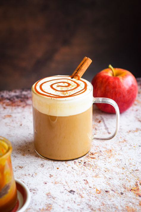 Hot Autumn Drinks, Caramel Apple Latte, Apple Pie Chai Latte, Apple Pie Latte, Apple Crisp Latte, Caramel Apple Coffee, Latte Photography, Apple Pie Coffee, Pumpkin Pie Latte