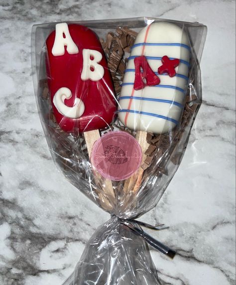 #cakesicles #school #sweettreatsinspo #sweettreatsbyliz School Cakesicles, Teacher Appreciation Themes, Strawberry Cake Pops, Teacher Cakes, Cake Pop Designs, Chocolate Covered Strawberries Bouquet, Appreciation Gifts Diy, Cake Pop Decorating, Teacher Treats