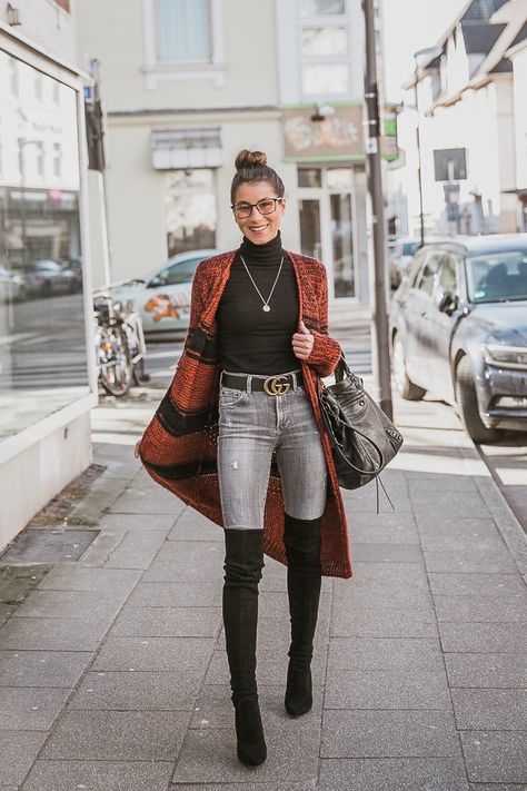 Langer Cardigan, Jeans & schwarze Overknees | Véjà Du Modeblog aus Deutschland / Fashion Blog from Germany Long Boots Outfit, Cardigan Jeans, Germany Fashion, Clubbing Outfits, Maxi Outfits, Sock Outfits, Womens Fashion Jeans, Boating Outfit, Gilet Long