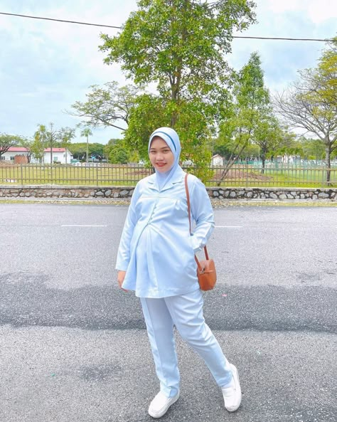 Nurse Clothes, Hijab Turban Style, Maternity Scrubs, Pregnant Nurse, Hospitality Uniform, Women Nurse, Muslim Women Hijab, Muslim Outfits, Turban Style