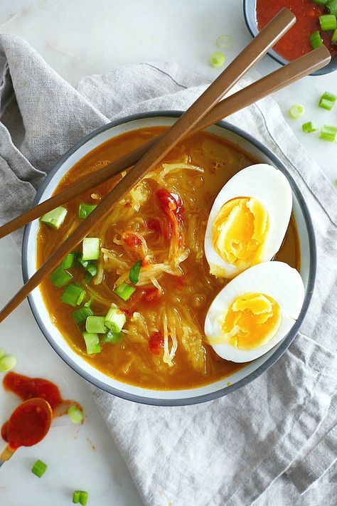 Vegetarian Spaghetti Squash Ramen - a warming vegetarian comfort food recipe! This homemade ramen is made with low-carb spaghetti squash noodles. A savory and delicious meal for cold nights. #itsavegworldafterall #spaghettisquash Spaghetti Squash Ramen, Healthy Ramen Noodles, Spaghetti Squash Noodles, Healthy Ramen, Super Recipes, Vegetarian Spaghetti, Squash Noodles, Vegetarian Comfort Food, Homemade Ramen