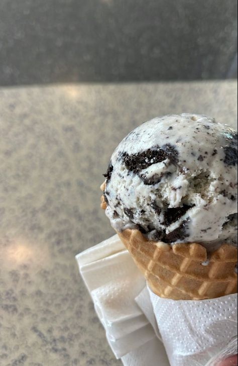 Cookies N Cream Ice Cream, Ice Cream Aesthetic, Cookies N Cream, Cream Ice Cream, Yummy Ice Cream, Junk Food Snacks, Cream Aesthetic, Delicacy Food, Cookies N Cream Cookies