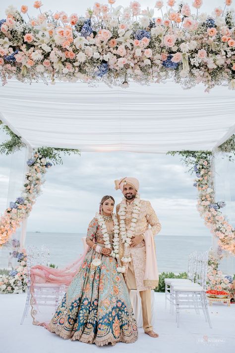 Beach Wedding Backdrop, Shaadi Ka Ghar, Varmala Designs, Wedding Varmala, Mandap Wedding, Indian Wedding Stage, Wedding Christian, Mandap Design, Reception Stage Decor