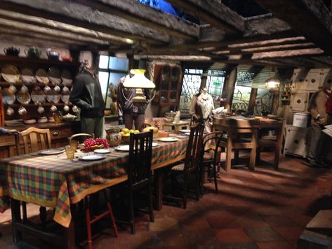 Weasley Kitchen, Weasley House, Dark Academy, Movie Set, Harry Potter Film, House Inside, Witch House, Idea Board, Ron Weasley