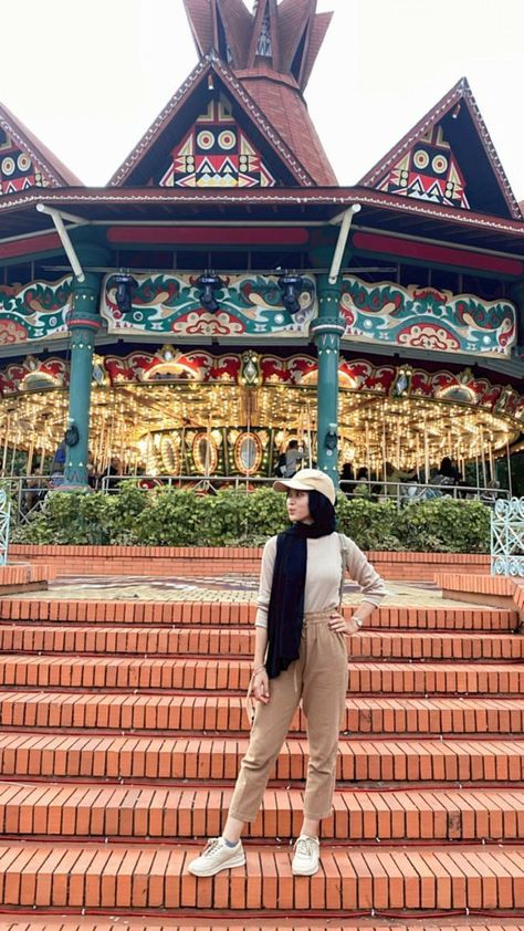 Casual Chic with a Pop of Color Dufan Outfit Ideas, Ootd Dufan, Jalan Sore, Outfit Ideas Hijab, Zoo Outfit, Ootd Poses, Muslim Outfits Casual, Casual Hijab, Casual Hijab Outfit