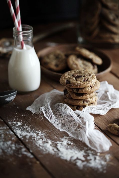 cookies and milk Cupcake Photography, Cookie Recipes From Scratch, Cookies And Milk, Soda Recipe, Food Photography Inspiration, Chewy Chocolate Chip, Chewy Chocolate Chip Cookies, God Mat, Milk Cookies