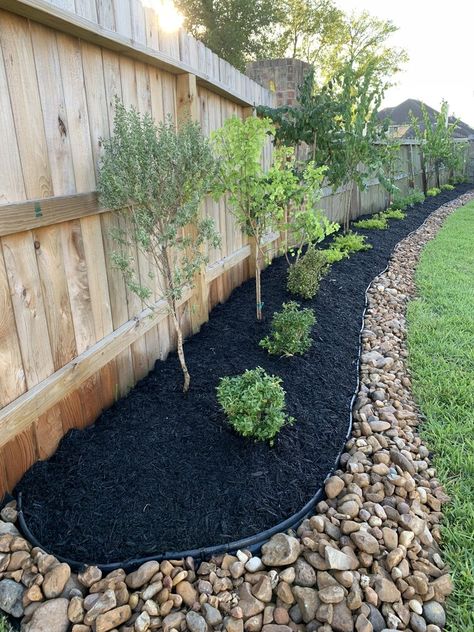 Easy To Maintain Backyard Landscaping, Small Backyard Landscaping Flowers, Mulch Fence Border, Backyard Landscaping Affordable, Landscape Design Around House, Backyard Landscaping Mulch, Basic Backyard Ideas, Around Fence Landscaping, Dog House Area Outside