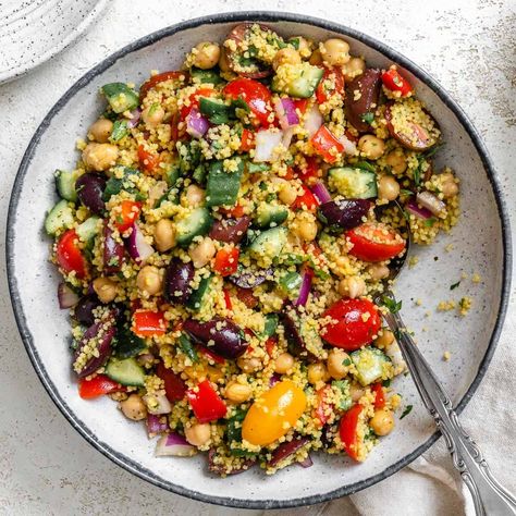 Chunky Salad, Salad Sides, Recipe Kale, Mediterranean Couscous Salad, Salad Bowl Recipes, Mediterranean Salad Recipe, Lighter Recipes, Chia Recipes, Mediterranean Couscous