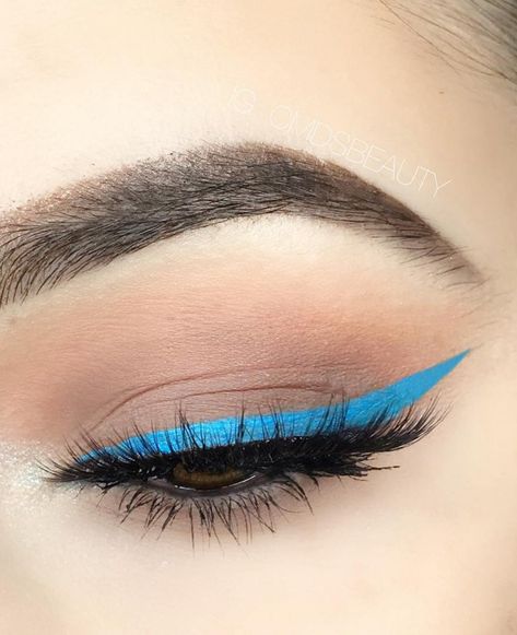 Beauté : Les 6 tendances maquillage de l'été 2018 - l'eye-liner coloré #maquillage #beauté #tendance #makeup #2018 #été #mascara #fauxcils #eyeliner #couleur #bleu #sourcils #aufeminin #nyx Red Eyeshadow Palette, Eyeshadow Techniques, Brown Liquid Eyeliner, Neon Eyeshadow, Makeup 2018, Glitter Eyeshadow Palette, Neutral Eyeshadow Palette, Brown Eyeliner, Black Eyeshadow