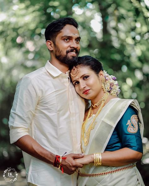 Engagement Portraits Poses, Temple Wedding Photography, Pre Wedding Photoshoot Props, Indian Bride Photography Poses, Indian Wedding Poses, Kerala Wedding Photography, Bride Photos Poses, Pre Wedding Photoshoot Outfit, Kerala Wedding