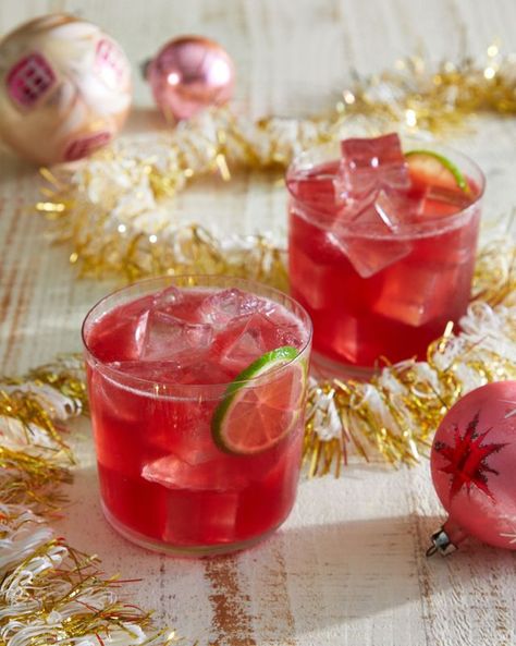 Pomegranate Margarita Holiday Margaritas, Christmas Drinks Nonalcoholic, Grey Hairstyle, Christmas Cocktails Easy, Welcome Drinks, Pomegranate Margarita, Apple Cider Cocktail, Welcome Christmas, Hot Cocktails