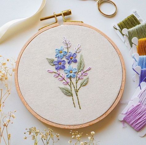 Made By Me Studio ✄ Sip & Sew on Instagram: "Find 💡easy embroidery inspo💡 on our website (links in bio)! What’s your source of inspiration for art? Mine comes from many avenues but I tend to always go back to Pinterest, YouTube and of course, Instagram! Sometimes the amount of content can get overwhelming (I know!). What works for me is by taking a little break, it can really help clear my head! We teach this Purple Daisies design in our workshops. If you’re in Brisbane, DM us to book! PS. Inspiration For Art, Embroidery Workshop, Daisy Embroidery, Easy Embroidery, Purple Daisy, Cute Embroidery, Sewing Embroidery Designs, Modern Embroidery, Hand Embroidery Patterns