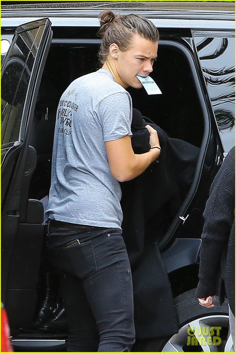 harry styles will be movie star louis walsh says 06 Harry Styles rocks a man bun while making his way to a business meeting at Montage Hotel on Thursday (May 14) in Beverly Hills, Calif.    The 21-year-old One Direction… Harry Styles Man Bun, Louis Walsh, Harry Styles Long Hair, Harry Styles 2015, Holmes Chapel, Harry 1d, Man Bun, Harry Styles Photos, Don Juan