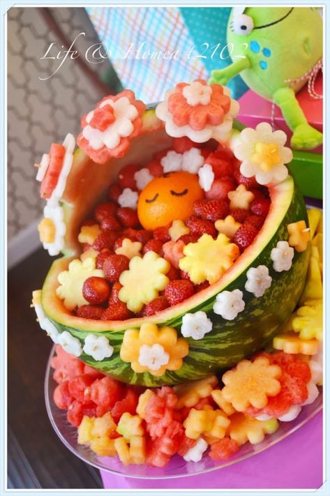 Baby Watermelon Carving Idea For Baby Shower Watermelon Fruit Salad, Baby Shower Watermelon, Baby Shower Food For Girl, Baby Shower Fruit, Fruits Decoration, Dessert Original, Watermelon Baby, Watermelon Carving, Fruit Display