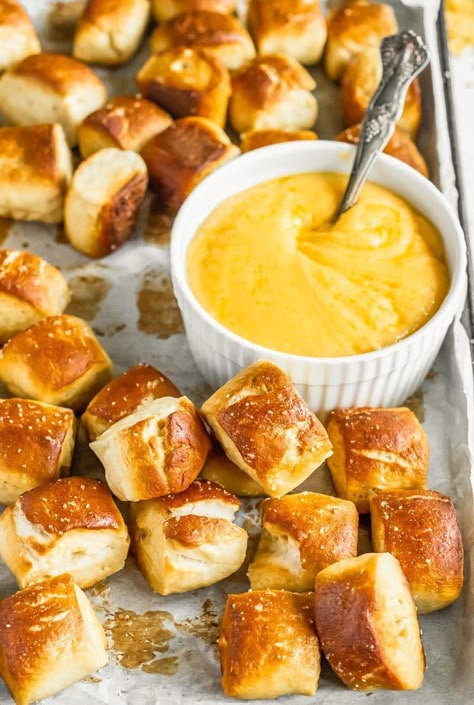 Soft Pretzel Bites are the perfect party food! ANYONE can make this easy pretzel bite recipe and EVERYONE will love them! I was scared to make these but they turned out o good and were actually super easy. WIN! I love the texture and taste of these homemade pretzel bites, and I really love dipping them in ALL the sauces. Homemade Pretzels Soft Bites, Homade Pretzels Bites, Halloween Pretzel Bites, Kings Hawaiian Pretzel Bites, Halloween Soft Pretzels, Homemade Party Food, Yea Party Snacks, Snack Food For Party, Good Party Snacks