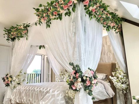 Masehri Design, Bride Room Decoration Ideas, Bilik Pengantin, Spare Room Design, Bridal Room Decor, Wedding Night Room Decorations, Bedroom Flowers, Beautiful Bed Designs, Night Room