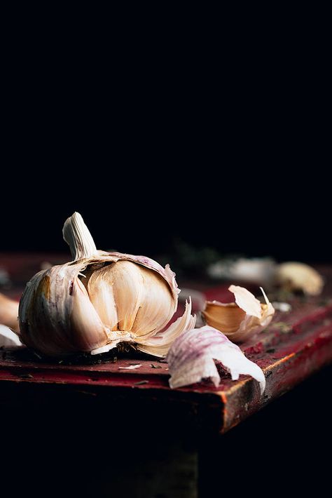 Garlic by Raquel Carmona Romero / 500px Garlic Photography, Thai Food Photography, Vegetable Salads, Dark Food, Moody Food Photography, Vegetables Photography, Vegetable Salad Recipes, Dark Food Photography, Food Art Photography