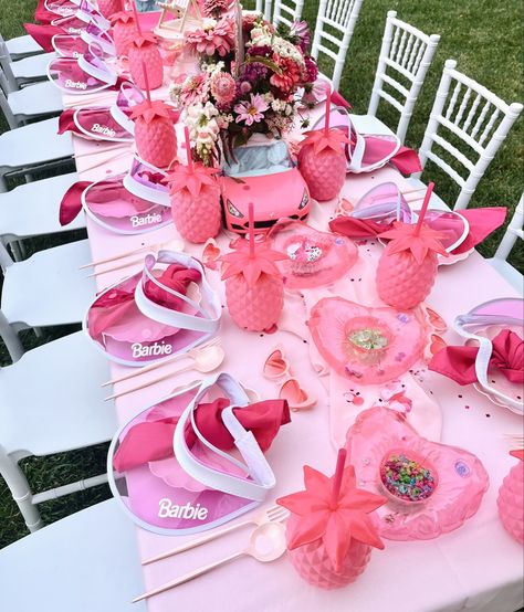 Malibu barbie jewlery activity kids table Barbie Birthday Party Ideas Decoration At Home, Barbie Themed Dinner Party, Barbie Debut Theme, Barbie Table Decor, Barbie Tablescape, Barbie Party Table, Malibu Barbie Centerpieces, Barbie Picnic, Barbie Birthday Party Activities