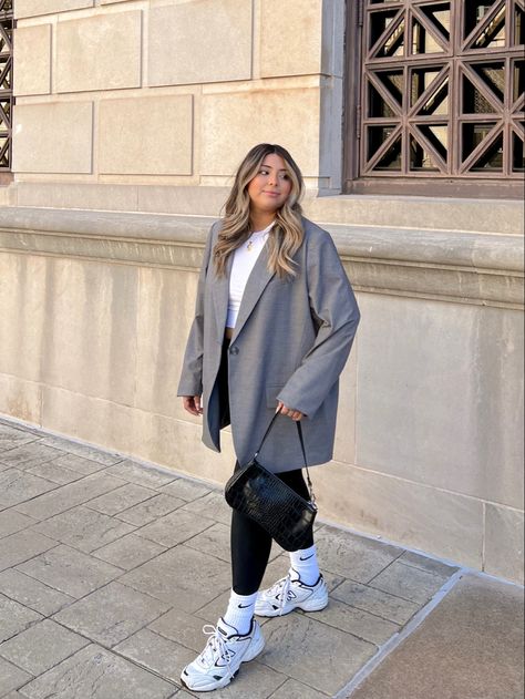 Blazer And Leggings Outfit Plus Size, Fall Casual Outfits Midsize, Curvy Outfits Leggings, Curvy Street Style Winter, Fashion Trends 2023 Plus Size, Stylish Curvy Outfits, London Winter Outfits Plus Size, Plus Size Outfit Ideas Winter, Plus Size City Break Outfit