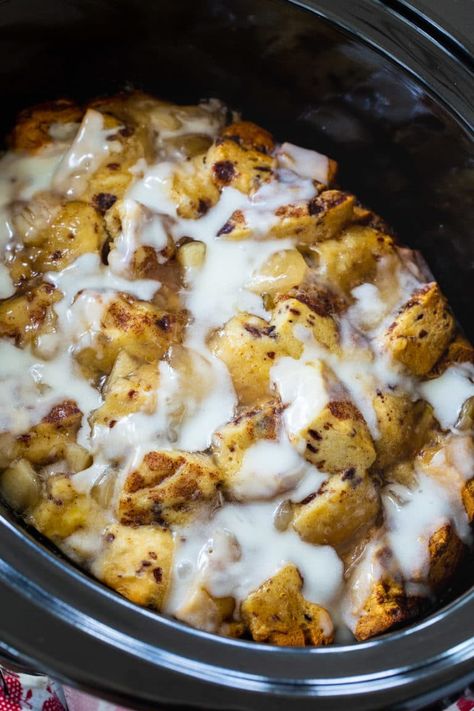 Crock Pot Apple Pie Cinnamon Roll Casserole - Spicy Southern Kitchen Crockpot Cinnamon Roll Casserole, Breakfast Casserole With Cinnamon Rolls, Casserole With Cinnamon Rolls, Fake Ginger, Crockpot Breakfast Casserole, Cinnamon Roll Casserole, Dump Cakes, Diy Easy Recipes, Crock Pot Desserts