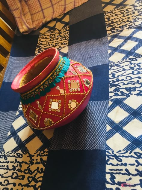 Kalash Decoration Indian Weddings, Matka Decoration Pots, Pot Decorating Ideas Indian, Matki Painting, Matki Design, Matka Decoration, Indian Handicrafts Decor, Pelli Decoration, Garba Decoration