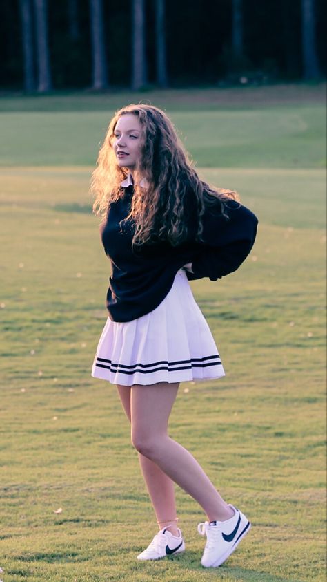 tennis skirt, outfit, crewneck, nike shoes, golf course, Cute Mini Skirt Outfits, Tennis Skirt Outfits, Unique Skirts, Mary Kate Ashley, Miniskirt Outfits, Indie Outfits, Tennis Skirt, Selfies, Skater Dress