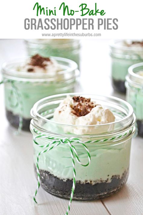 Desserts In A Jar, Grasshopper Pie Recipe, Mason Jar Desserts Recipes, Grasshopper Pie, Mason Jar Desserts, Dessert In A Jar, Mason Jar Meals, Easy To Make Desserts, Easy No Bake