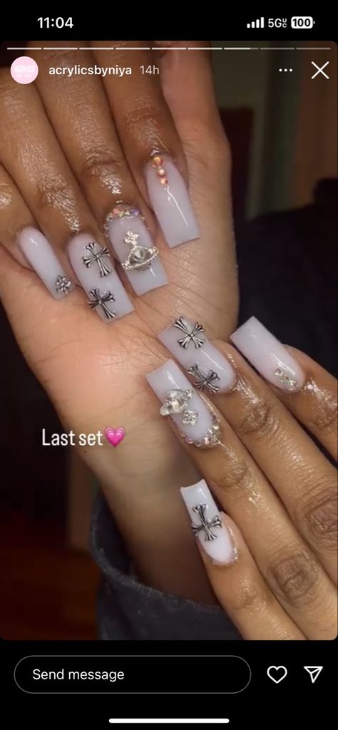 Cute Simple Nails With Charms, Nut White Nails With Charms, Medium Length Cute Nails Acrylic, Nail Medium Coffin, Graduation Nails Medium Length, White Nails With Planet Charm, White Base Acrylic Nails With Design, Acrylic Nail Medium Length, Cute Nail Ideas With Charms