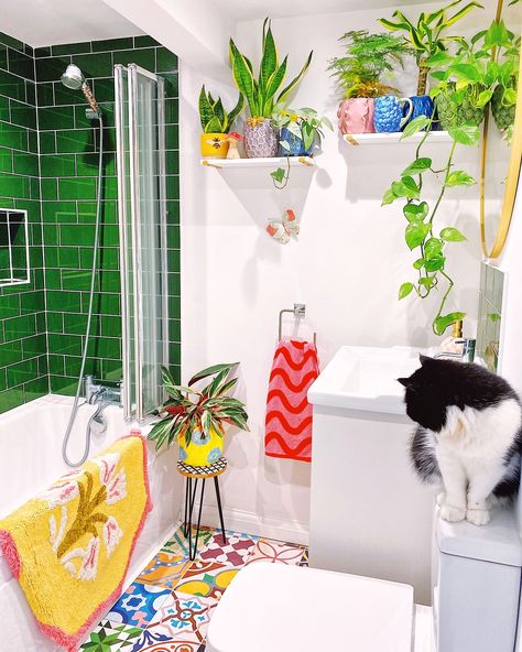 Friday Bathroom shot 🪴💚🛁🧼… and Tommy sitting in a random spot as always! I hope you’ve all had a lovely week, I’m sure the weeks fly by quicker each week.. it’s definitely autumn and getting colder. I’m on the hunt for some logs and fireplace decor. We’re also finally making a bench seat in the Livingroom which I will share on my stories for you to see! 🧹 Are you up to much this weekend? 🥰 #bathroom #colourfulhomevibe #cottagecore #cutecats #bathroomdecor #patterntiles #prettyinteriors #h... Small Bathroom Colors, Bathroom Details, Modern Bathroom Remodel, Round Bath, Decoration House, Cottage Bathroom, Bathroom Plants, Cottage House, Small Bathroom Design