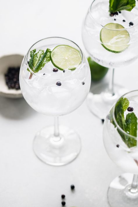 Three glasses of gin tonic cocktail garnished with limes and mint. Bebida Gin, Gin And Tonic Recipe, Best Gin And Tonic, Gin Tonic Cocktail, Gin Tonic Recipe, Tonic Cocktails, How To Make Gin, Aesthetic Drinks, Tonic Recipe