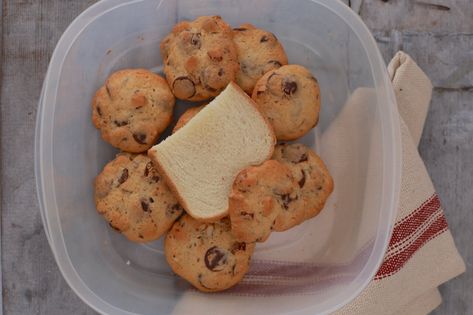 How to store cookies - the BEST baking tips you need to know! Store Cookies, Nutella Recipes Easy, Bigger Bolder Baking, Cookie Crisp, Baking Cookbooks, Soft Chocolate Chip Cookies, Fresh Baked Cookies, Baking Basics, Buy Cookies