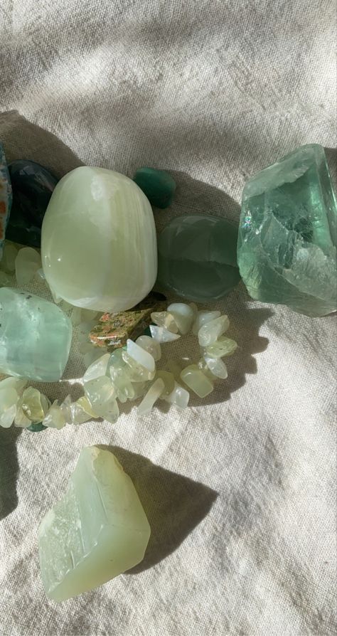 Peridot Aesthetic Gem, Opal Eyes, Sage Green Wallpaper, Crystal Vibes, Crystal Aesthetic, Peridot Crystal, Rainbow Magic, Jade Crystal, Pretty Rocks