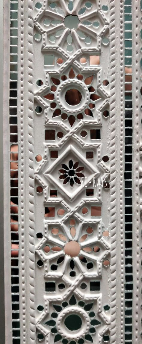 Lippan Darwaza Lippan Art Borders, Lippan Art Border Design, Lippan Art Design Mirror Work Square, Lippan Art Design Mirror Work Circle, Mirror Border Design, Lippan Art Square Design, Jain Paintings, Mandir Interior, Mirror Work Border