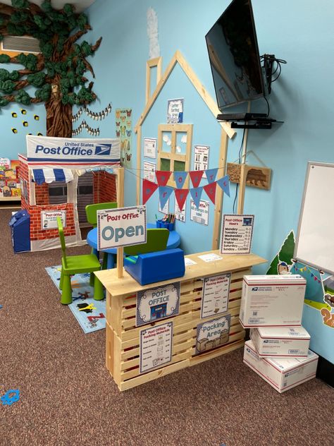 Small Home Daycare Setup, Home Daycare Setup, Crayon Themed Classroom, Preschool Set Up, Daycare Setup, Play Corner, Role Play Areas, Community Helpers Theme, Preschool Rooms