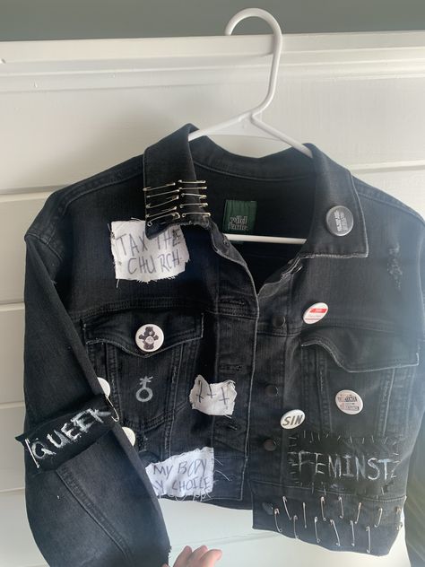 Punk Denim Jacket, Black Denim Jacket Outfit, Alt Diy, Vest Ideas, Battle Vest, Diy Denim Jacket, Battle Jacket, Denim Jacket Outfit, Diy Jacket