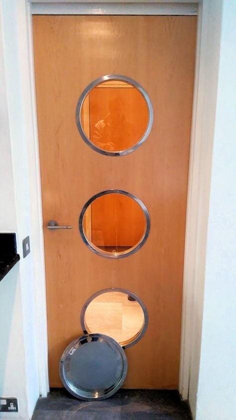 Let more light into a room with portholes. Click http://www.ikeahackers.net/2017/05/portholes-ikea-groggy-trays.html for tutorial. Ikea Finds, Hollow Core Doors, Diy Ikea Hacks, Ikea Hackers, Main Door Design, Solid Doors, Do It Yourself Projects, Ikea Diy, Retro Home