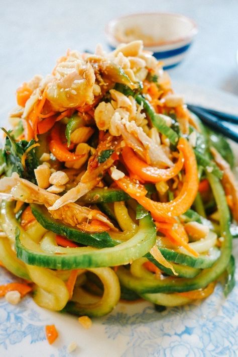 Pad Thai Salad (Low Carb!) - The Londoner Pad Thai Salad, Salad Low Carb, Thai Salad Recipes, Thai Salad, Thai Salads, Low Carb Salad, Spiralizer Recipes, Ginger Root, Asian Dishes