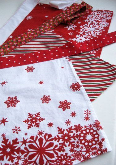 Dishtowel Aprons  May need more than a dish towel for my belly, but I would love some quick to put on aprons. Apron Inspiration, Holiday Hand Towels, Apron Tutorial, Diy Apron, Trendy Sewing Projects, Trendy Sewing Patterns, Tea Towel Apron, Towel Apron, Sewing Projects Clothes