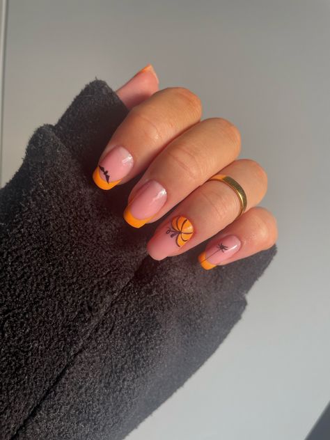 Simple French Halloween Nails, Autumn Nails Short French Tip, Simple Halloween Nails Pumpkin, Orange French Tip Halloween Nails, Fall Orange French Tip Nails, Black And Orange Halloween Nail Designs, Orange And Black French Tip Nails, Black And Orange Nails Ideas, Halloween Nails Kids