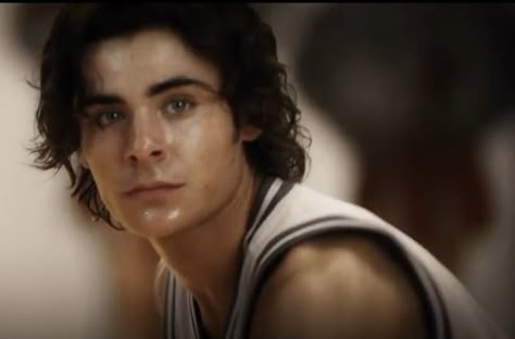 Zach Efron - 17 Again Zach Efron Baywatch, Zac Efron 17 Again Curly Hair, Zac Efron 2009, Zac Efron Long Hair, Zac Efron 17 Again, Zach Efron, 17 Again, Wildcats High School Musical, Troy Bolton